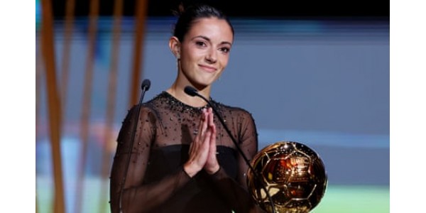 Aitana Bonmatí hatte die Ehre, mit Lionel Messi fotografiert zu werden